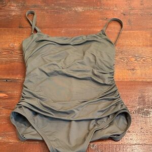 La Blanca one piece tank style swim suit with rushing NWOT 8